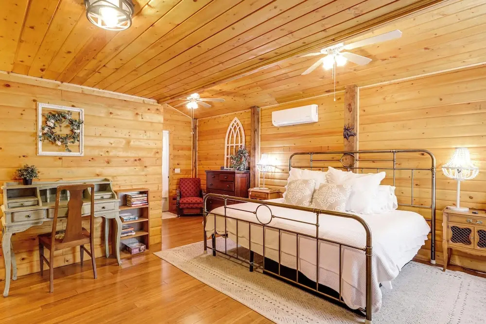 Private Hot Tub & Fire Pit: Pine Cabin Near Hiking