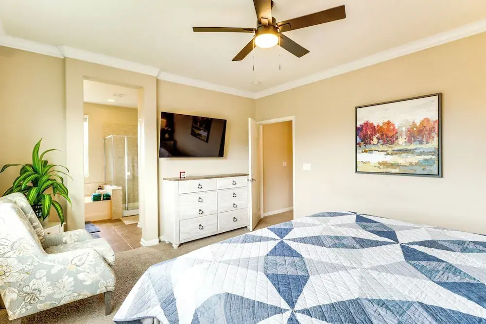 6 Mi to Dtwn Reno: Mtn-view Retreat w/ Fireplace!