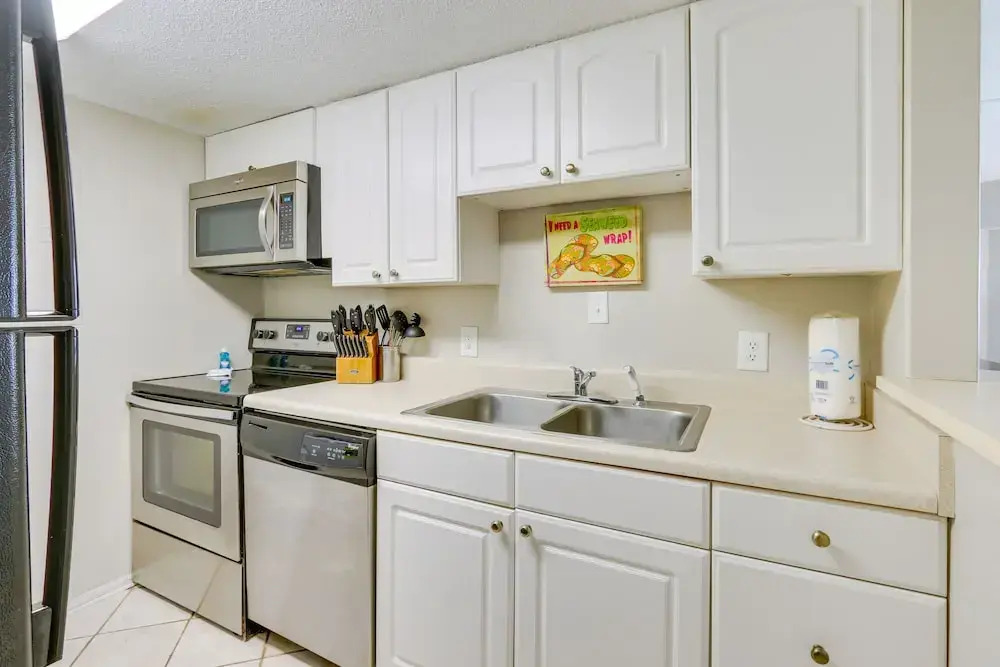 Hilton Head Island Condo w/ Pool - Walk to Beach!, Hilton Head Island