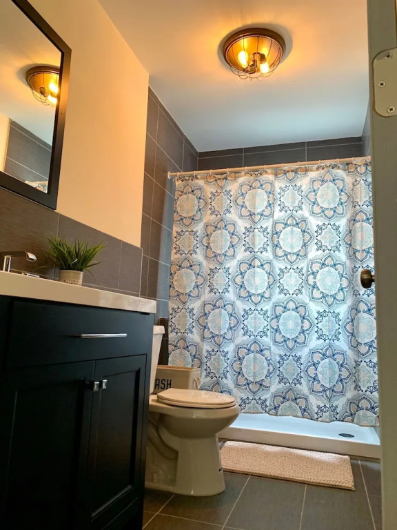 The Eastside Manor - Private Yard & Parking, Near Falls & Casino by Niagara Hospitality