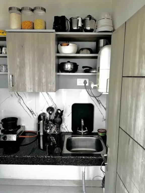 R Cottage Studio Apartments