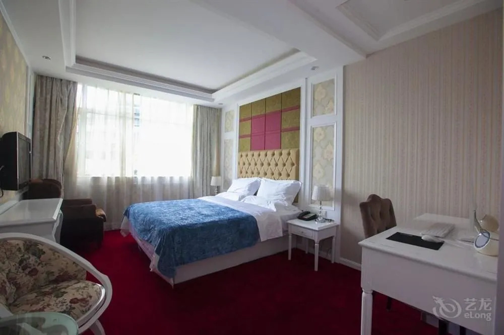 Roman Holiday Hotel (Wuhan Xibei Lake)