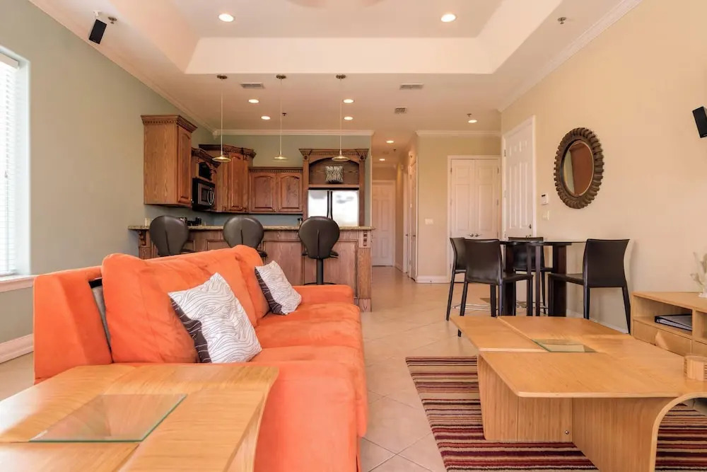 Sleeps 6 in a 4plex w Pool, Only a Block to Beach
