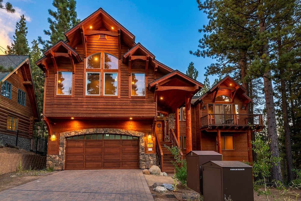 Big Bear Lodge W/ Sauna, Hot Tub, Decks & 4 Fireplaces 6 Bedroom Home