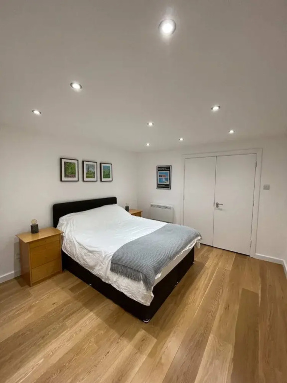 Stunning 3BD Maisonette W/balcony - Old Street!