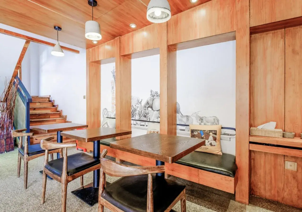 Poke Amber Theme Hostel
