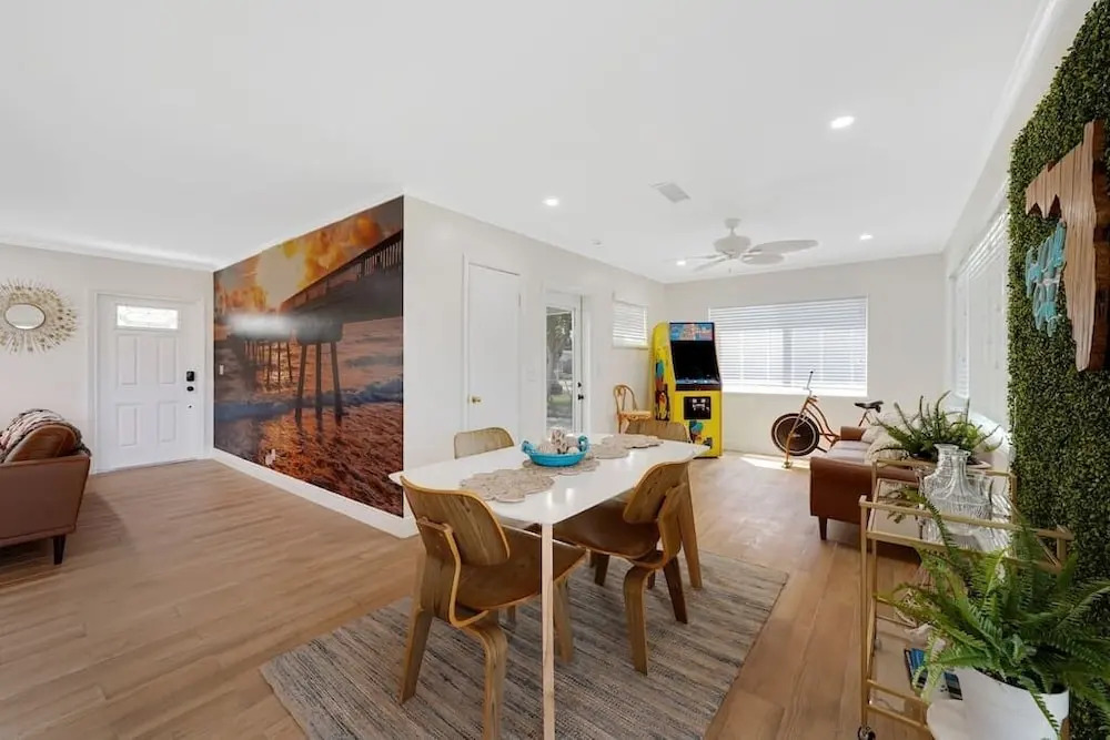 Mid-Century home near beach king bedbig backyard