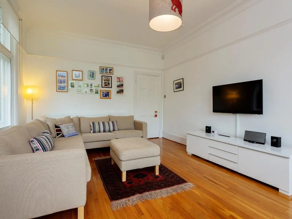 Veeve  5 Bed House On Woodbourne Avenue Streatham