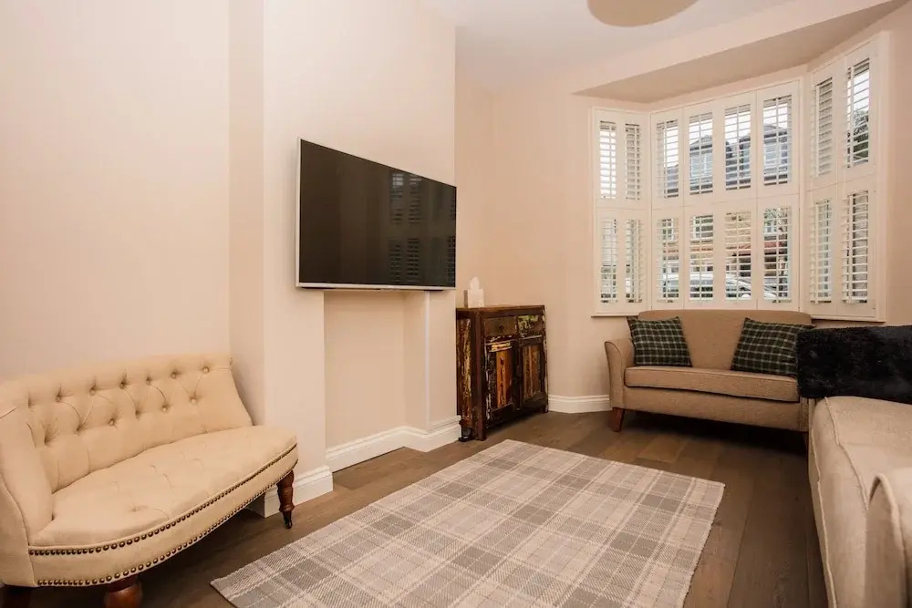 3 Bedroom Home With Skylight and Garden