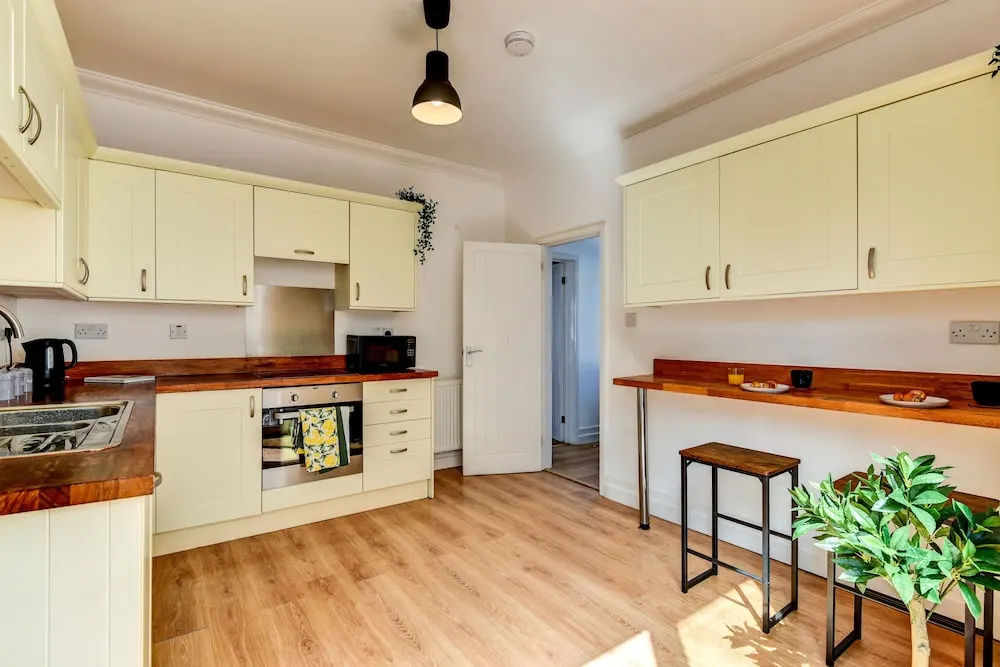 Beautiful 4 Bed House, 3 Minutes to Sea, Sleeps 8