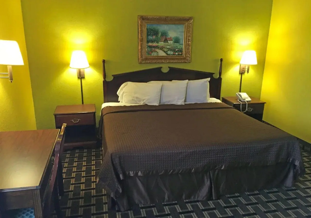 Country Hearth Inn and Suites Bowling Green