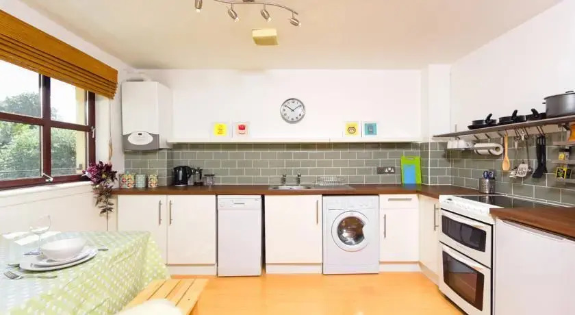 Near Holyrood Palace/Royal Mile with Free Parking