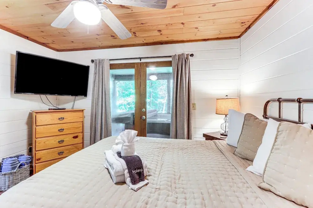 Creek Front Cabin w/ Hot Tub+fire Pit