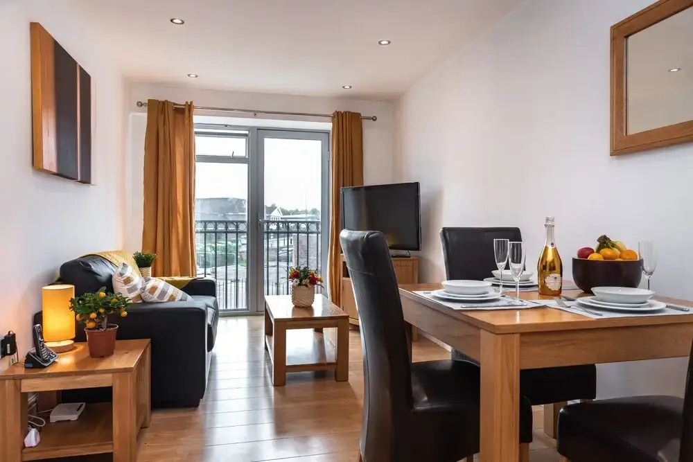 The Old Library - Newbury Town Centre - Within easy reach of Train Station and Racecourse - Excellent road links via the A34 and M4