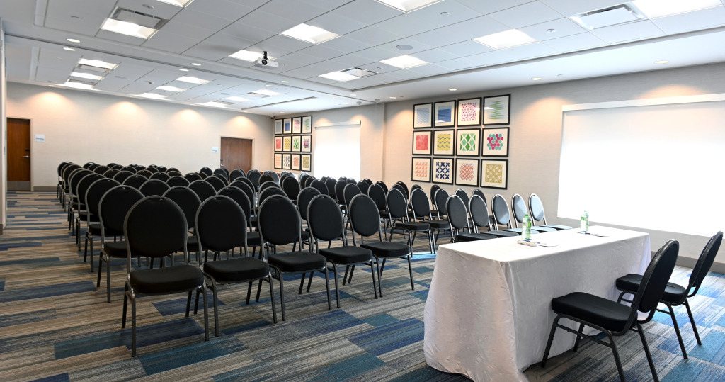 Holiday Inn Express & Suites - Aurora by IHG