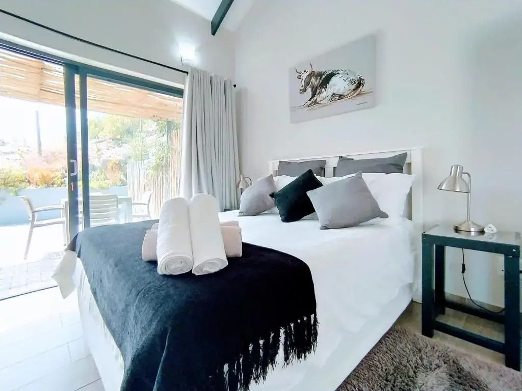 Capricorn Studio One - 150m to Solar Beach, Patio & Braai, Wifi, DSTV & Netflix