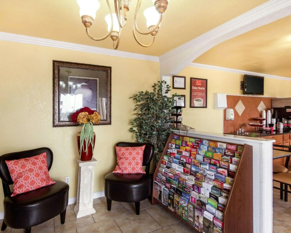 Econo Lodge Inn & Suites Coliseum