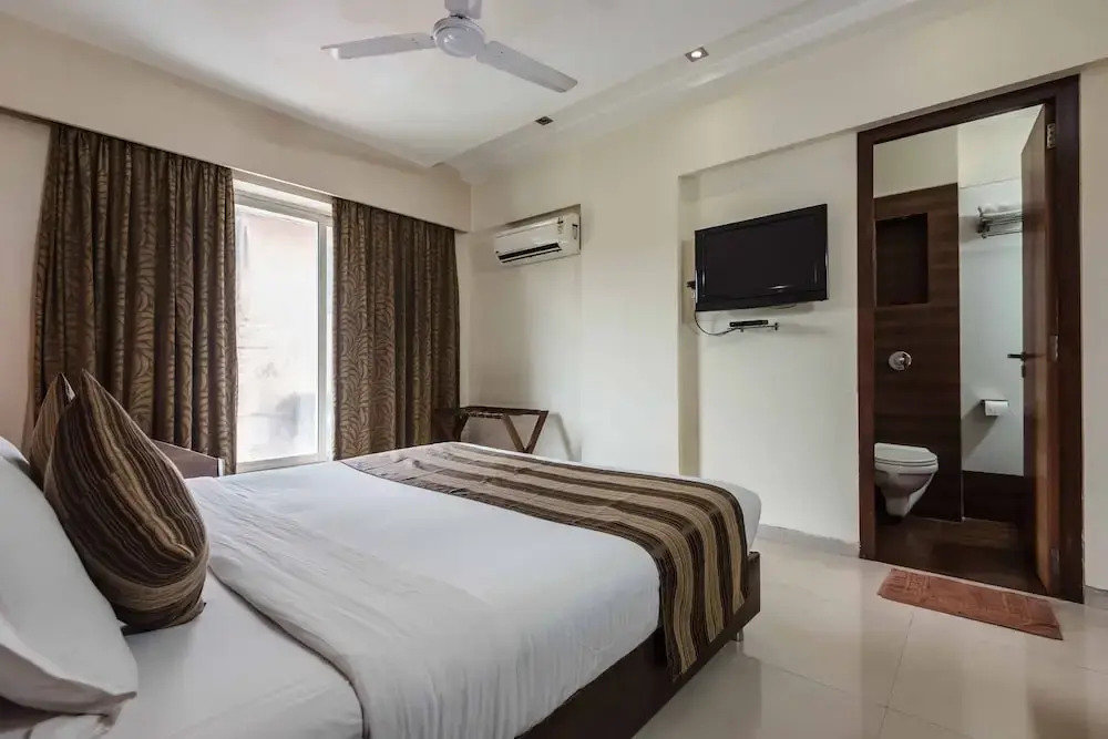 OYO 6833 Hotel Tanish Residency