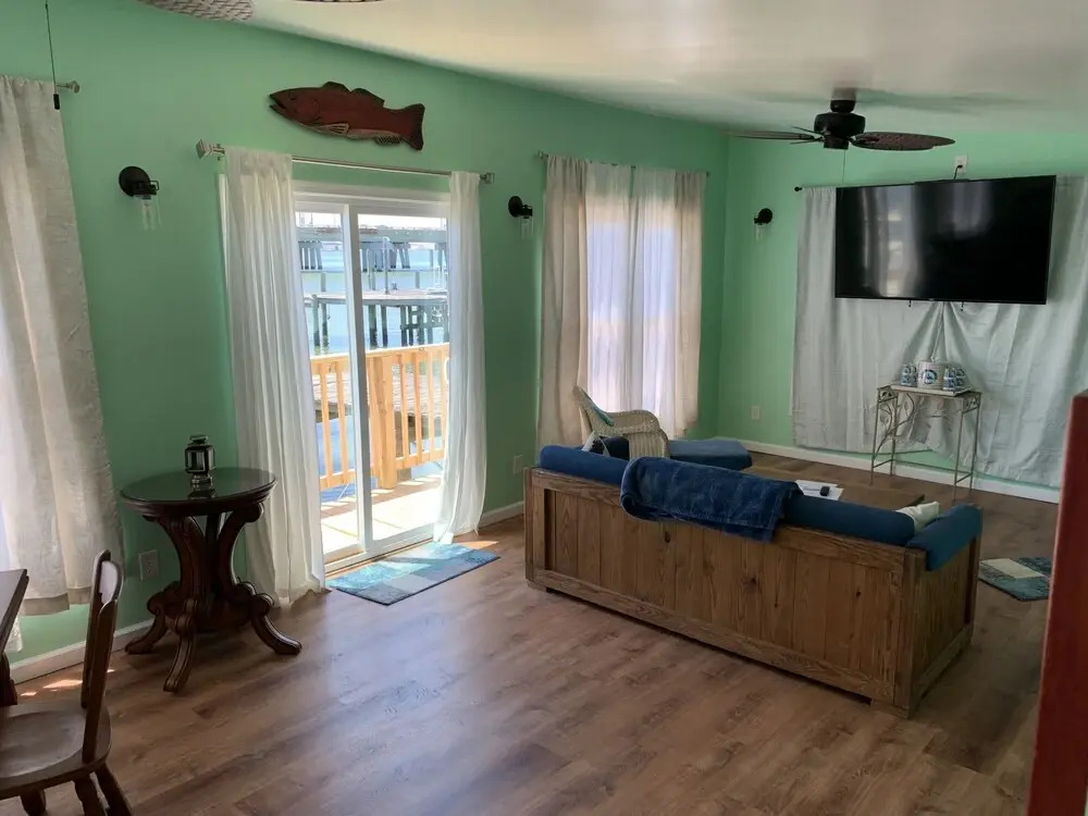 The Boat House - Water Front, Wifi, Pet Friendly 1 Bedroom Home by RedAwning