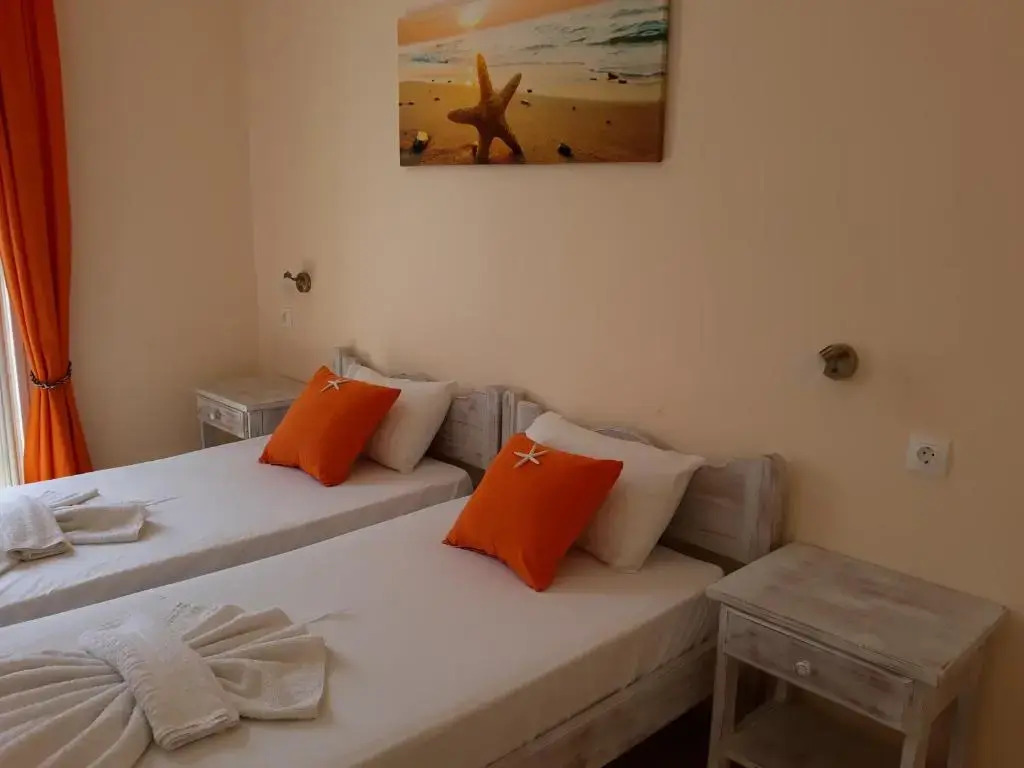 Elenis Rooms