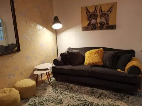 Corner House, Sleeps 8 in 4 Bedrooms, near train station, Great Value