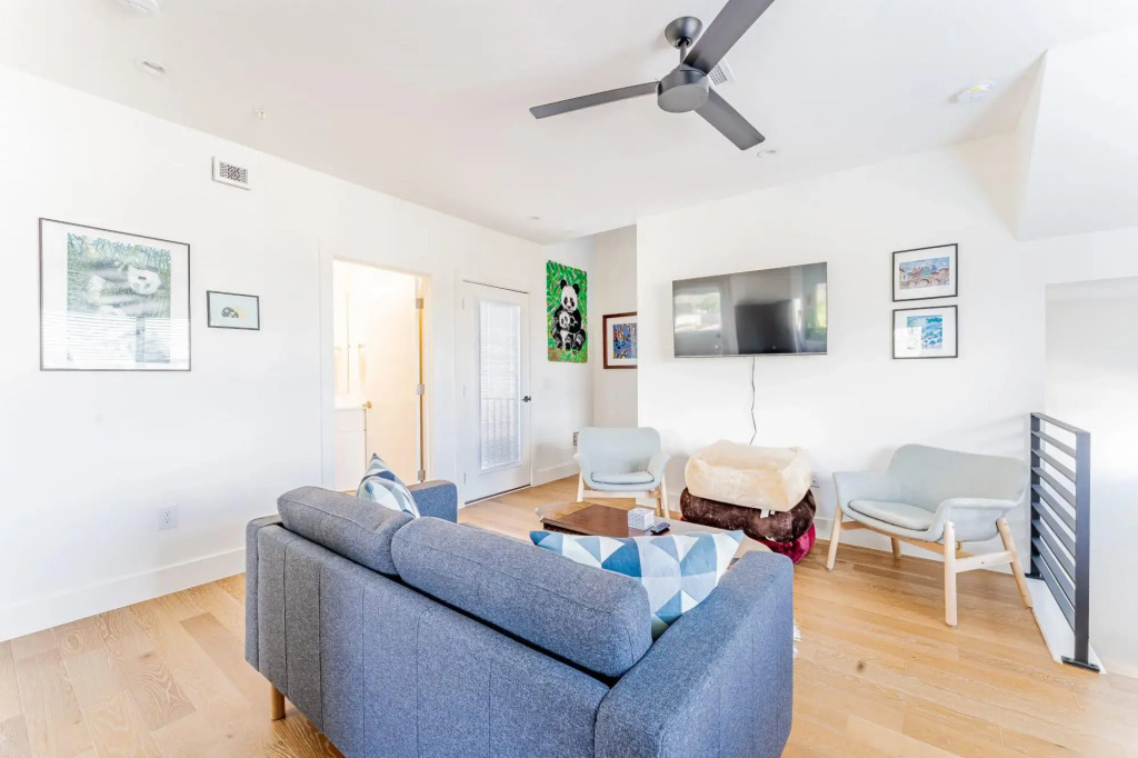 East Downtown 3BR Condo w Fast Wifi and Sleeps 8