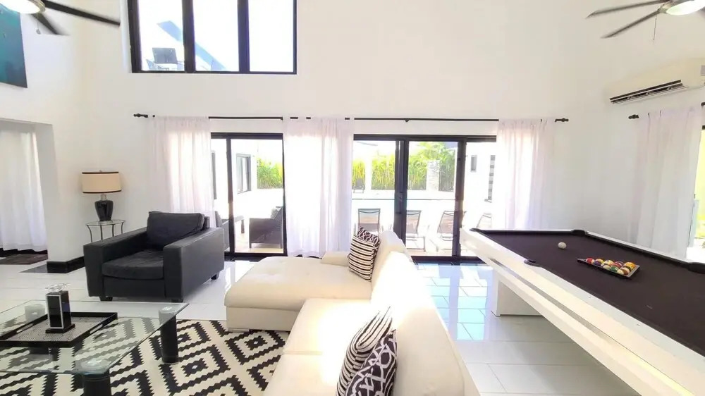 Modern Secluded Property With an Infinity Pool and Extremely Fast Wifi