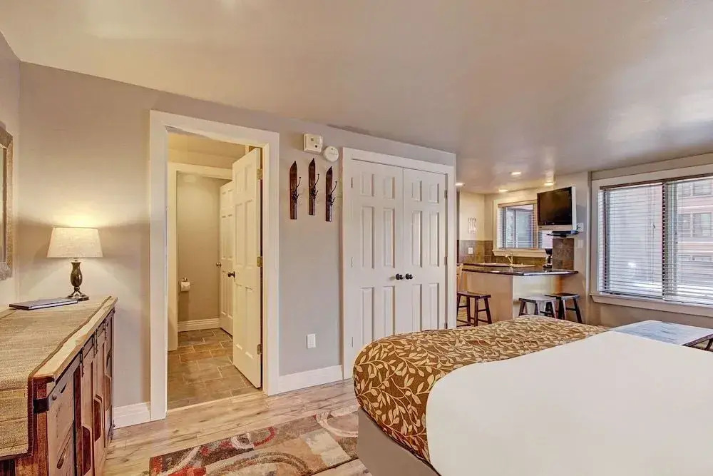 Winter Ski-in out Studio Sleeps 4, Steps to Historic Main St