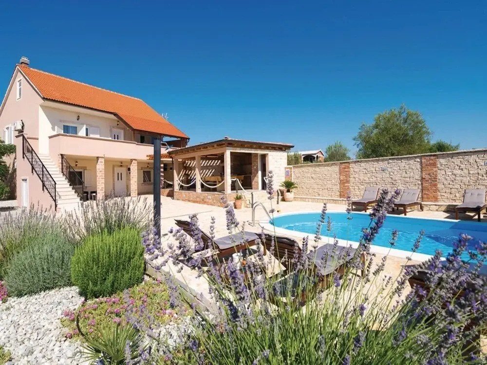 5 Villa Antique With Extra Large Pool