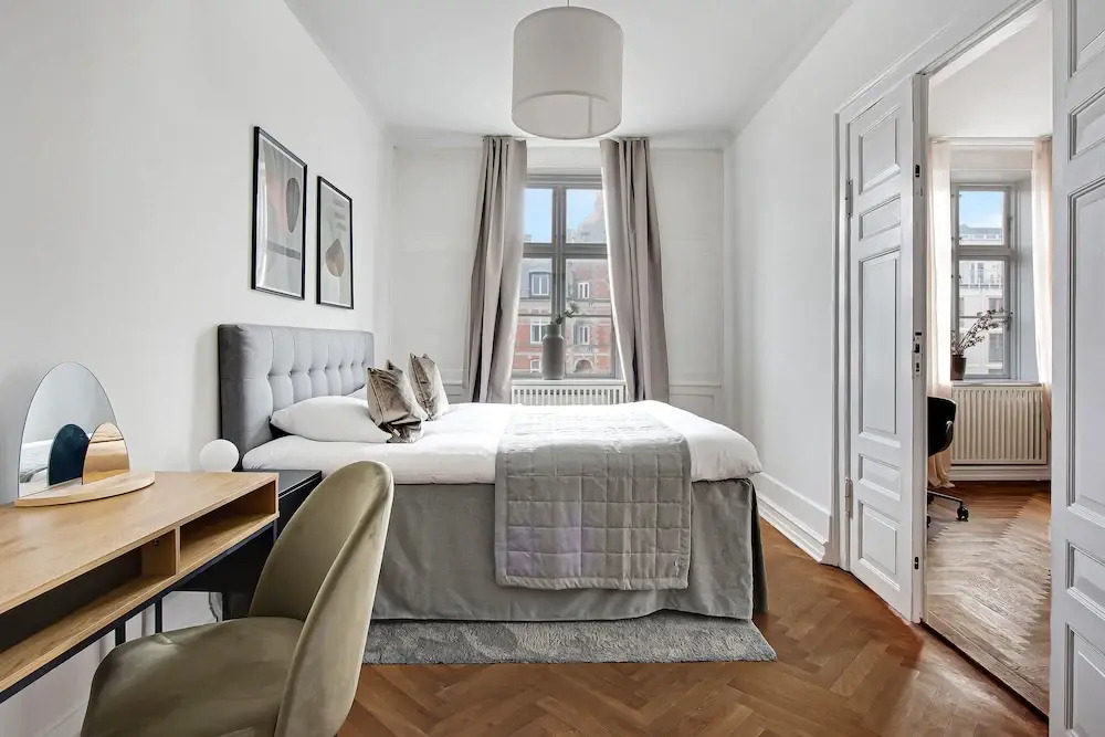 Square - Spacious 6-bdr Apt Near Nyhavn