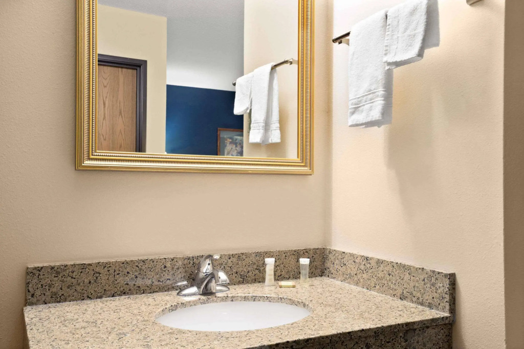 River Hill Inn & Suites
