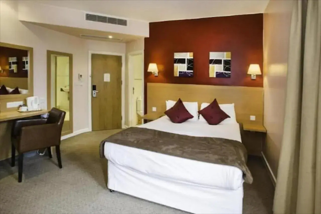 OYO The Luton Hotel