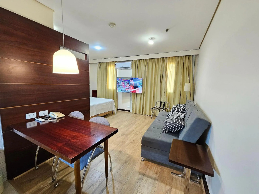 Flat com 1 quarto sala, cozinha de apoio, banheiro, serviços de arrumação diária.