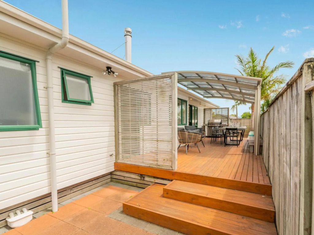 The Sunny Bach - Cooks Beach Holiday Home