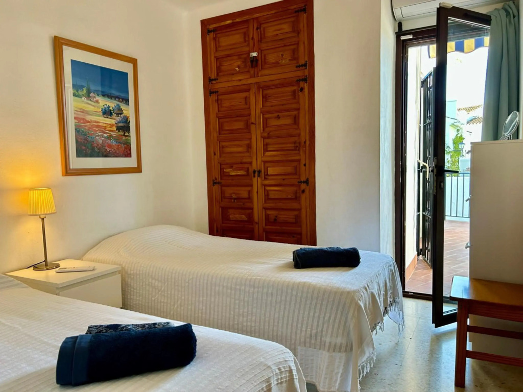 Casa con terraza y hermoso jardín comunal
