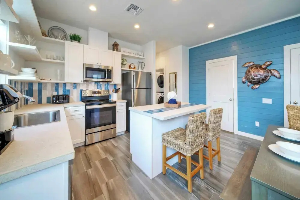 2 Homes in Old Town by Avantstay Sleeps 19, Pool, Newly Built Walk to Eats, Music, & More