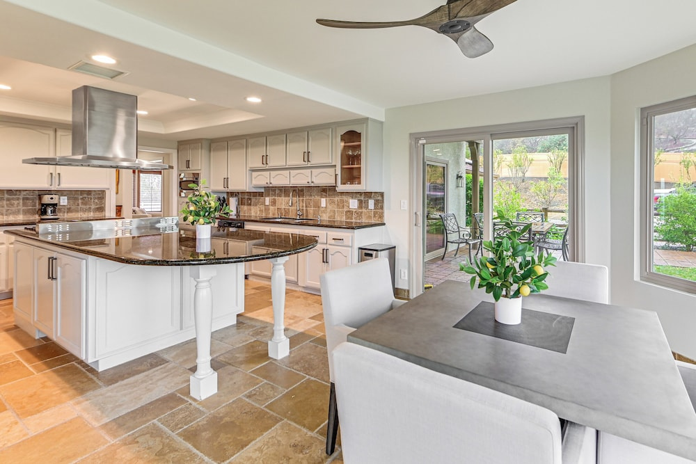Game Room, Hot Tub & Views! Luxe Temecula Estate