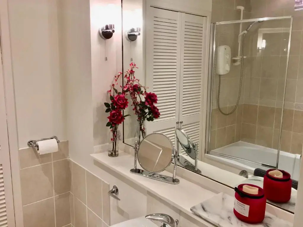 Cosy 2 Bedroom Central Apartment - Free Parking, Free WiFi
