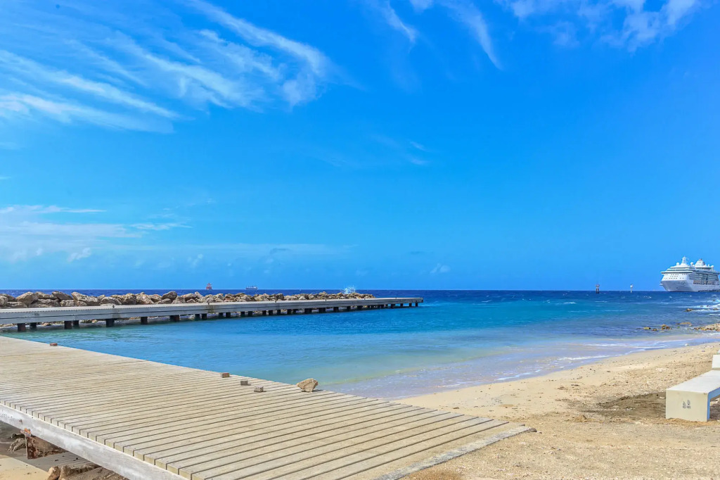 Majestic City Suites & Beach Hotel