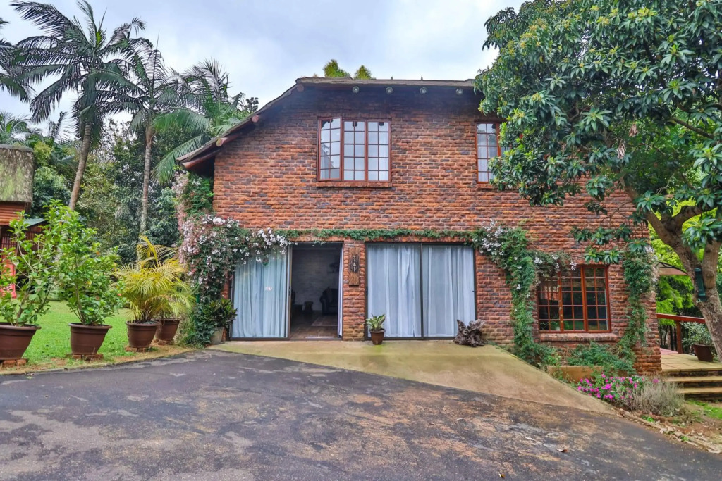 Self catering, fully equipped, 2 storey cottage.