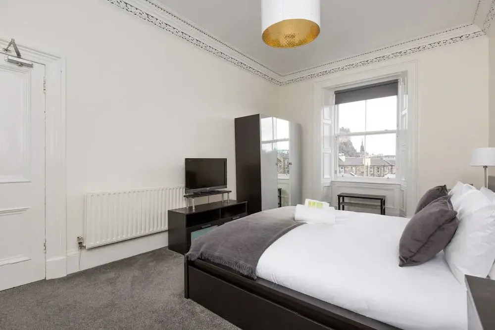 Elegant 3 Bedroom Central Apartment W/Castle View