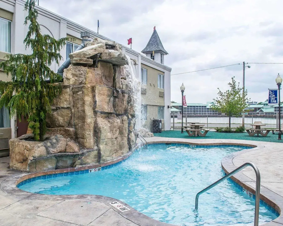Cedar Stables Inn & Suites