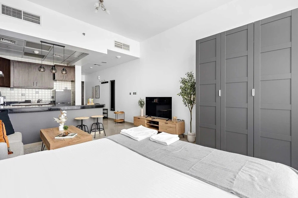 Silkhaus Hydra Avenue Large Studio by Reem Park