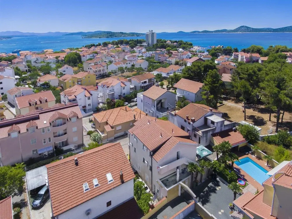 Apartments and Rooms Mladen