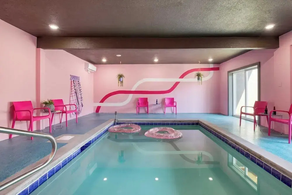 Pink Pines by Avantstay Luxury Aesthetic Dream Home, Indoor Pool, Hot Tub