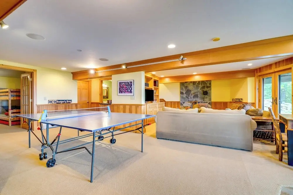 4 Mi to Stratton! Group Getaway w/ Deck & Views