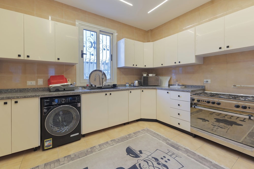 Alsawah|Luxury 6BR Villa with Private Pool