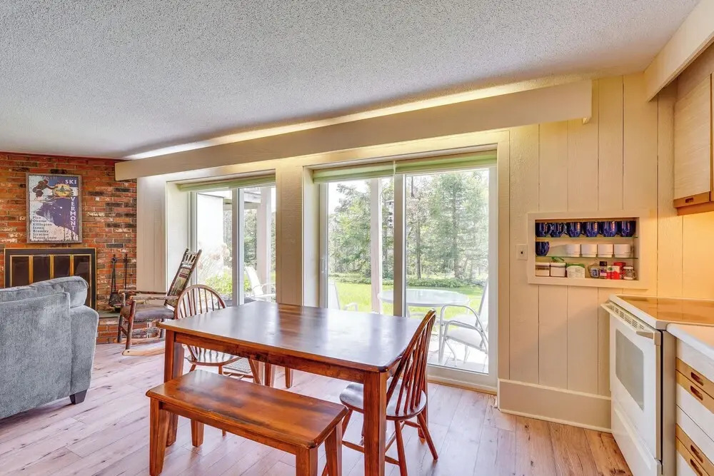 Ski-in/ski-out Bromley Mtn Condo: Wood Fireplace!