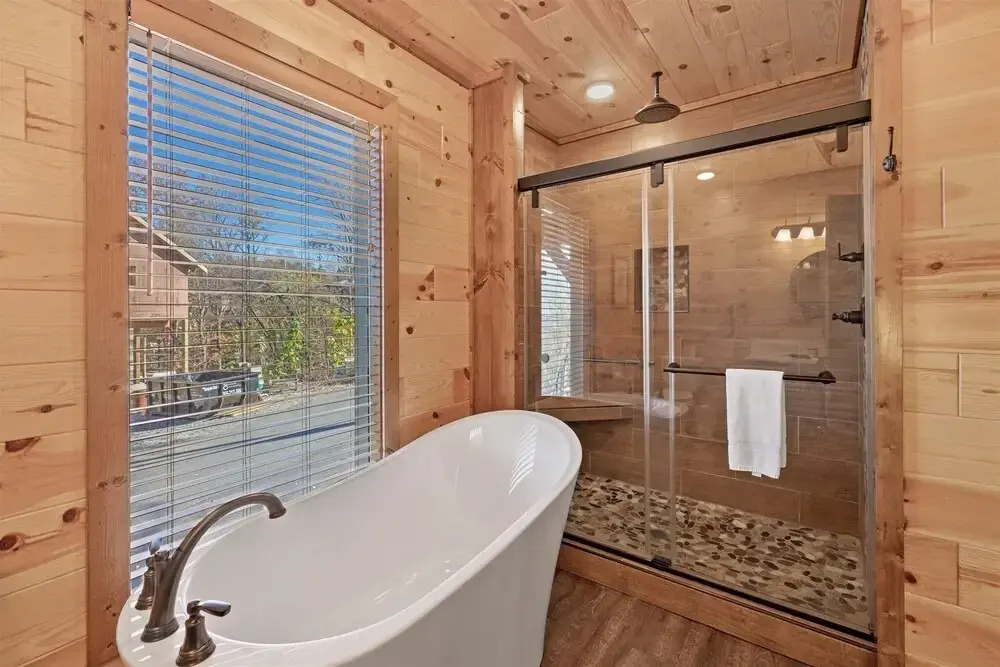 Smokey Treats 5 Bedroom Cabin by RedAwning