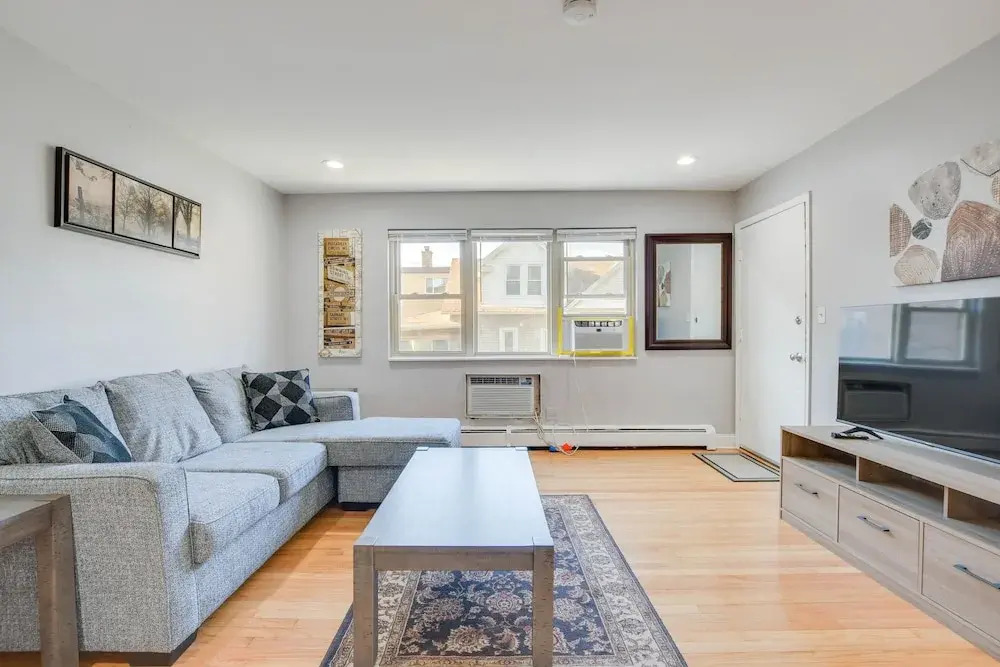 Chicago Vacation Rental Condo: 11 Mi to Downtown